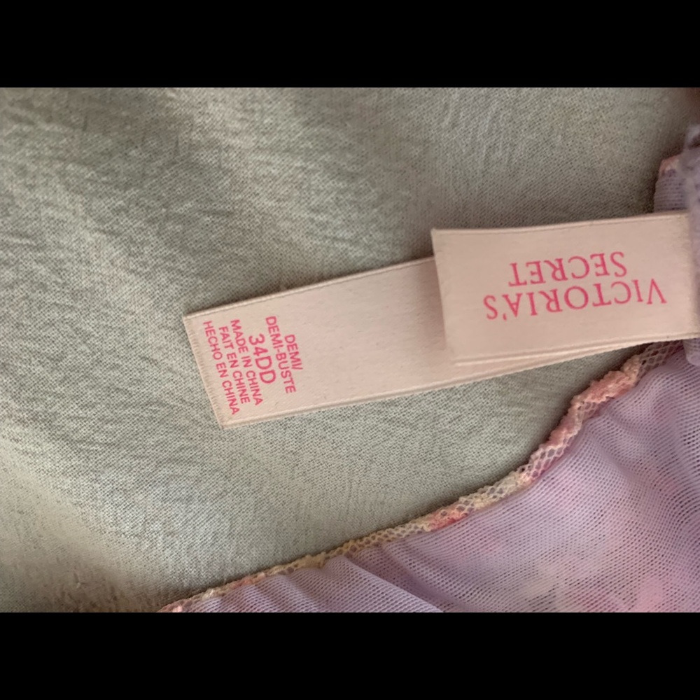 Victoria Secret 34DD bra (only worn a few times)